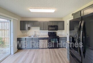 618 Staffordshire Dr E in Jacksonville, FL - Foto de edificio - Building Photo