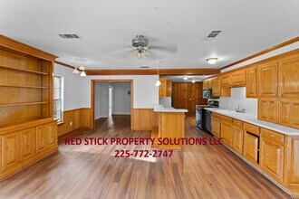 10124 Black Oak Dr in Baton Rouge, LA - Building Photo - Building Photo