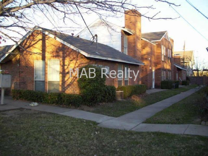 1402 Darr St in Irving, TX - Foto de edificio