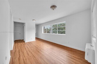 7930 Tatum Waterway Dr in Miami Beach, FL - Building Photo - Building Photo
