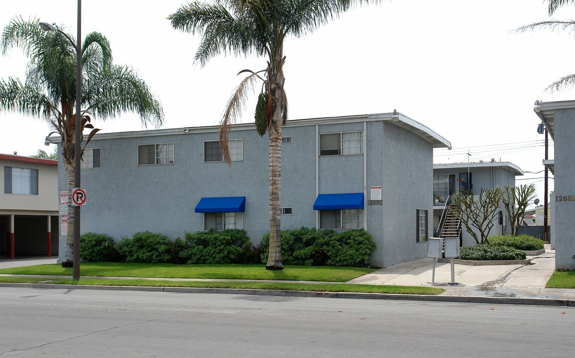 12692 Morningside Ave in Santa Ana, CA - Foto de edificio