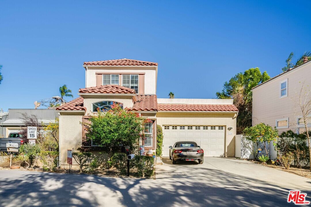 138 Pueblo in Topanga, CA - Foto de edificio