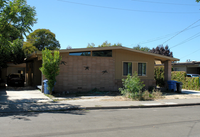 1537 Camden Ct in Santa Rosa, CA - Building Photo - Building Photo