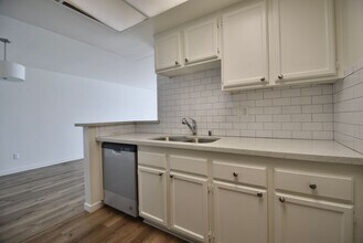 15007 Burbank Blvd in Los Angeles, CA - Building Photo - Building Photo