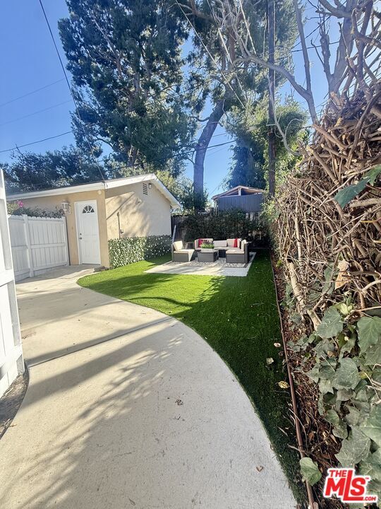 18002 Collins St in Los Angeles, CA - Building Photo - Building Photo