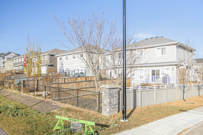 3617 Hummingbird Way NW in Edmonton, AB - Building Photo - Building Photo