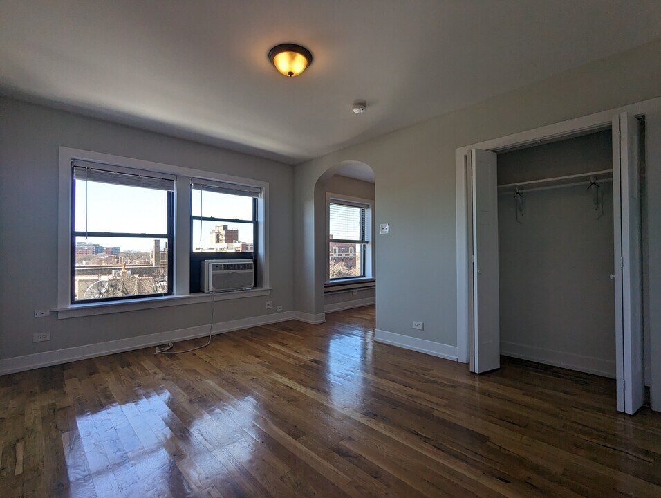 556 W Arlington Pl, Unit 704 in Chicago, IL - Building Photo