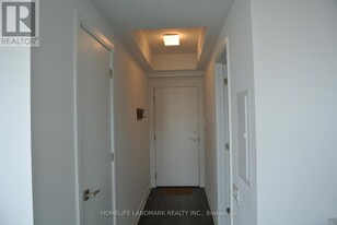 50 Charles St E in Toronto, ON - Building Photo