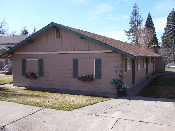 713-719 Pine St in Mount Shasta, CA - Building Photo