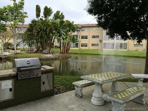 5102 NW 36th St-Unit -611 in Lauderdale Lakes, FL - Foto de edificio - Building Photo
