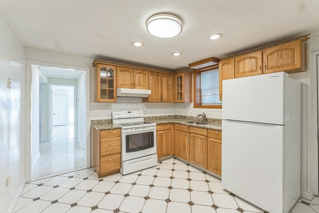 28 Case Dr, Unit #1 in Revere, MA - Foto de edificio