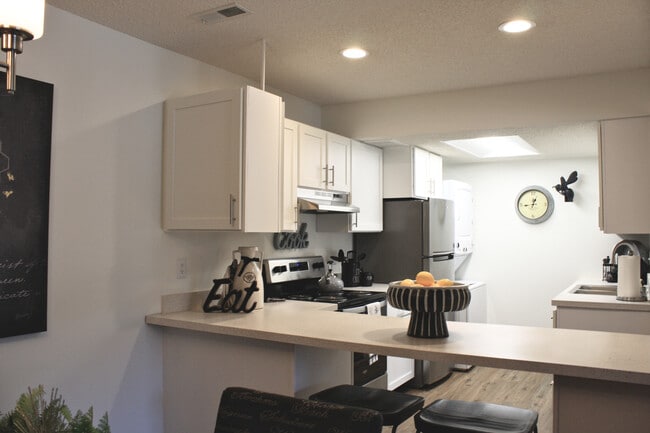 Saddlewood Park Townhomes in Minnetonka, MN - Building Photo - Building Photo
