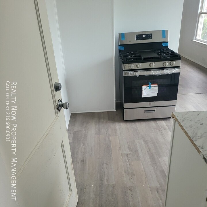 845 Royal Rd in Cleveland, OH - Building Photo