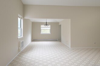 17 Alex Ln in Glen Cove, NY - Building Photo - Building Photo