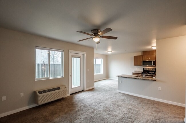 Evergreen Valley Apartments in McMinnville, OR - Building Photo - Interior Photo