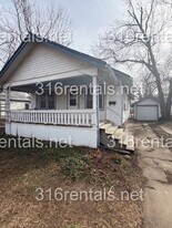 905 E 8th St in Newton, KS - Building Photo