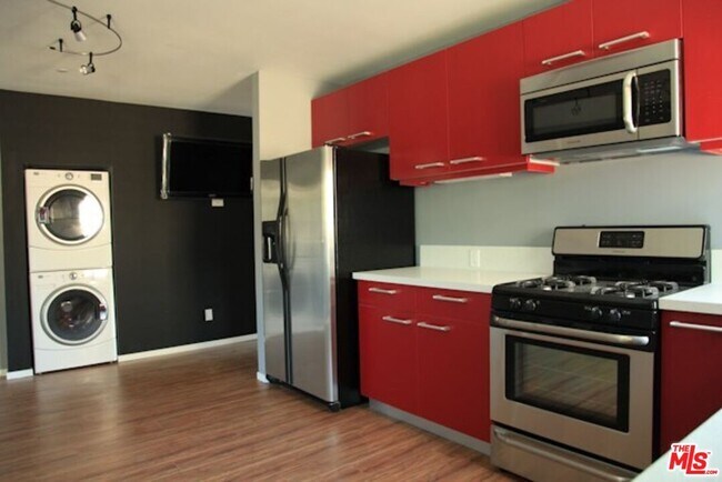 2711 Orchard Ave. in Los Angeles, CA - Building Photo - Building Photo