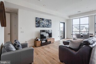 240 N 2nd St in Philadelphia, PA - Building Photo