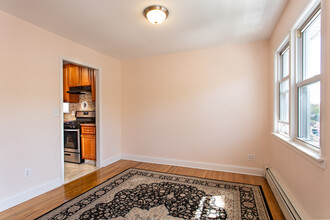 70-69 Walnut St-Unit -2 in Queens, NY - Foto de edificio - Building Photo
