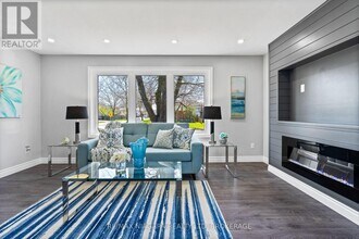 8235 Paddock Trail Dr in Niagara Falls, ON - Building Photo - Building Photo