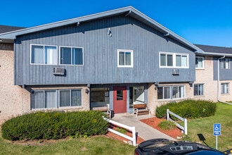 Garden Bay Square in Green Bay, WI - Foto de edificio - Building Photo