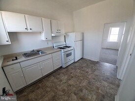 41 Carpenter St in Woodbury, NJ - Building Photo