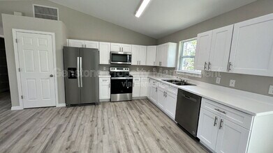 327 Lester Ave S in Lehigh Acres, FL - Building Photo - Building Photo