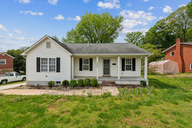 1825 Remount Rd in Charlotte, NC - Building Photo