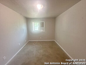 378 E Petaluma Blvd in San Antonio, TX - Building Photo - Building Photo