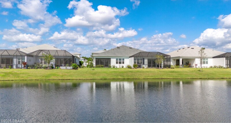 944 Margaritaville Ave in Daytona Beach, FL - Foto de edificio