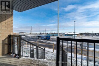 20 Lytham Grn Cir in Newmarket, ON - Building Photo - Building Photo