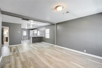 136 Dodge St in Clute, TX - Building Photo - Building Photo
