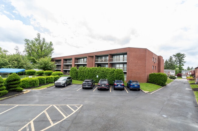 Excelsior Mid-Rise Condominium in Philadelphia, PA - Foto de edificio - Building Photo