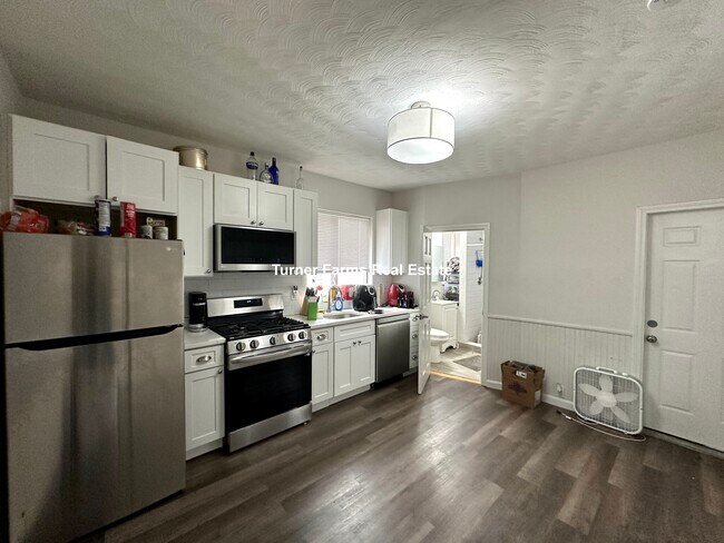157 E Cottage St, Unit 1 in Boston, MA - Foto de edificio - Building Photo