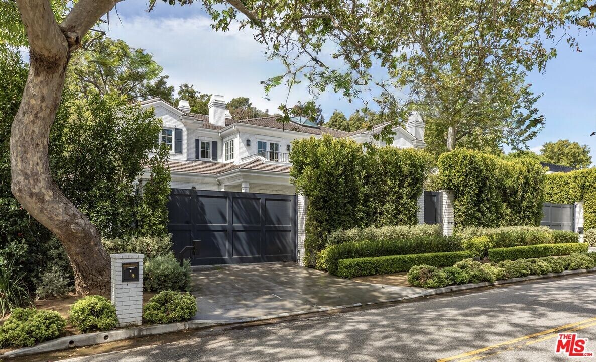 1943 Mandeville Canyon Rd in Los Angeles, CA - Building Photo