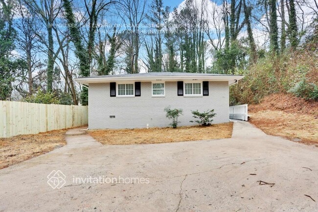 992 Washington Rd in East Point, GA - Building Photo - Building Photo