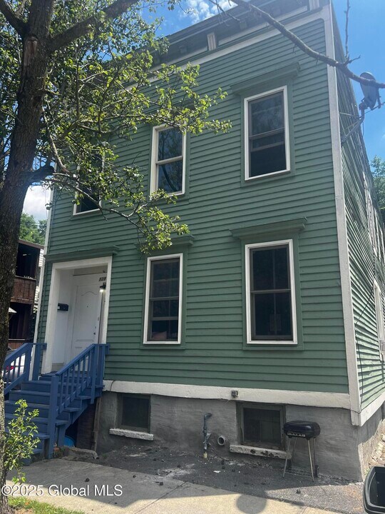 128 Dove St in Albany, NY - Building Photo
