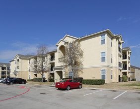 Gateway Park Apartments in Arlington, TX - Building Photo - Building Photo