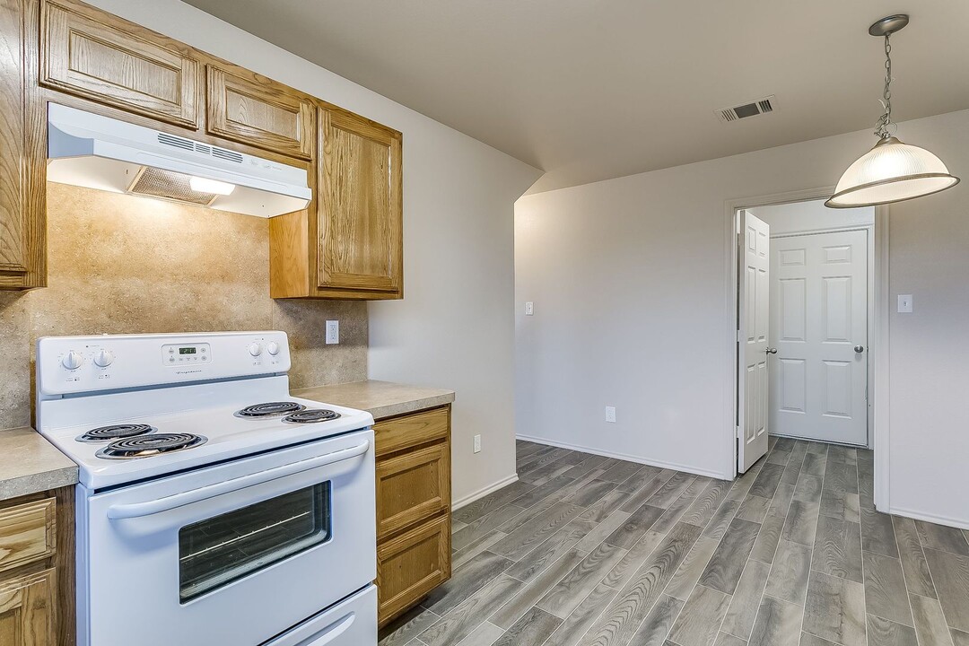 1621 Woodard Ave in Cleburne, TX - Building Photo