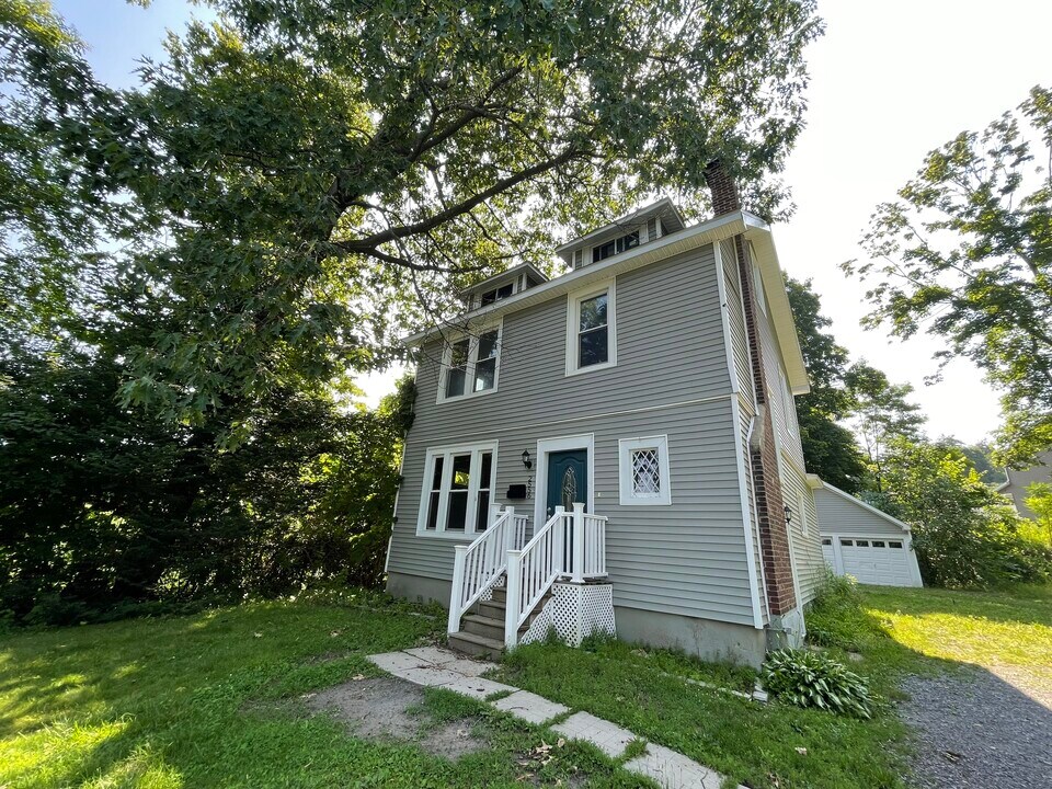 2556 Van Vranken Ave. in Schenectady, NY - Building Photo