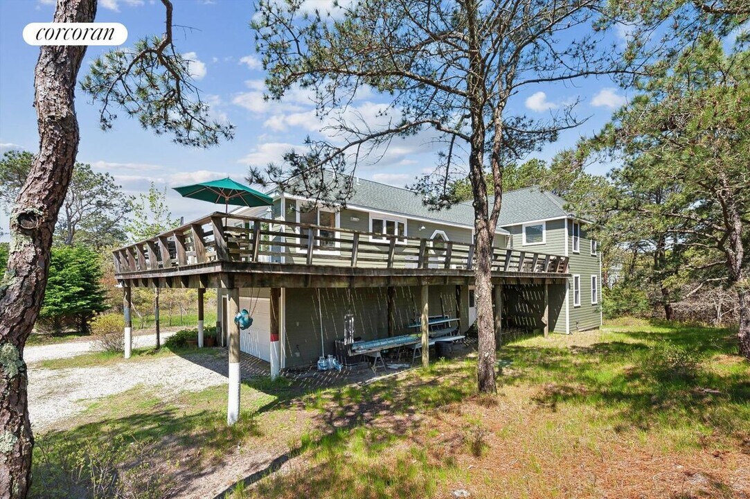 643 Lazy Point Rd in Amagansett, NY - Building Photo