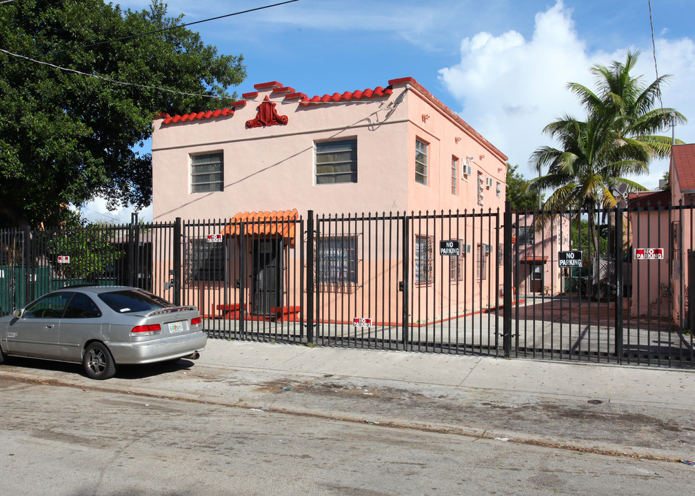 221 NW 30th St in Miami, FL - Building Photo