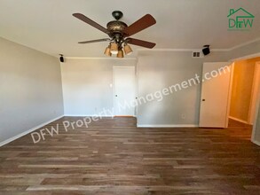 2208 Piedmont St in Irving, TX - Foto de edificio - Building Photo