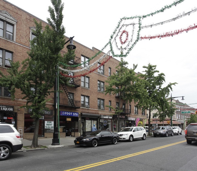 Savina Court in Long Island City, NY - Building Photo - Building Photo