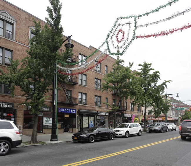 Savina Court in Long Island City, NY - Foto de edificio - Building Photo