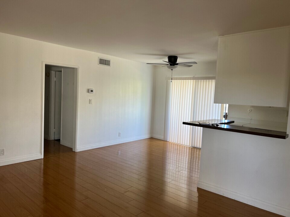5320  Zelzah Ave in Encino, CA - Building Photo