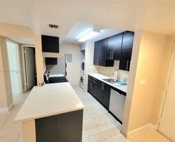 210 Lakeview Dr in Weston, FL - Building Photo