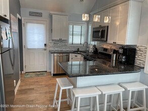 106 W Pompano Way in Lavallette, NJ - Building Photo - Building Photo