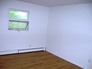 12 Arbor Hill Drive in Pleasant Valley, NY - Foto de edificio - Building Photo