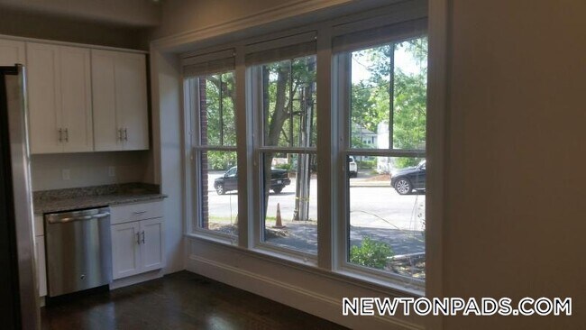 2044 Beacon St in Newton, MA - Building Photo - Building Photo